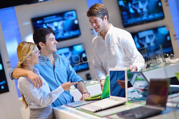 人們在消費電子產(chǎn)品商店購買